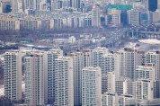 쭉쭉 빠지던 집값 반전(?)…2월 서울 아파트 절반 가량 ‘상승거래